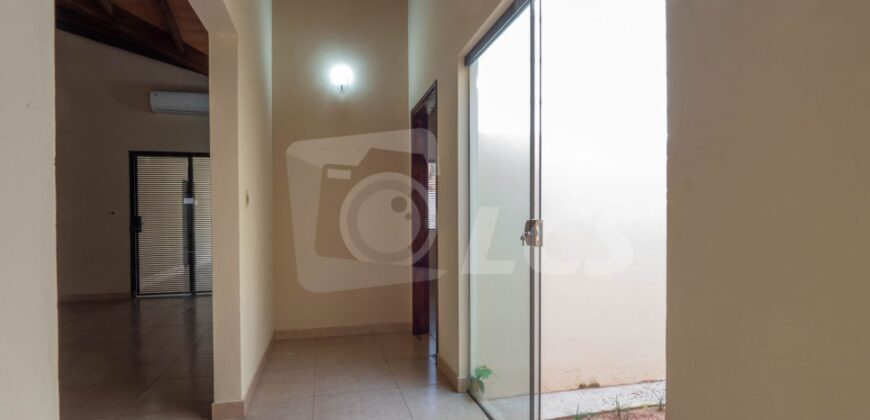 A0105 ALQUILO CASA EN LAMBARÉ, BARRIO VALLE YVATE