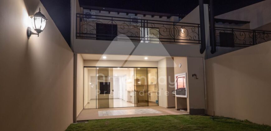0160 DUPLEX EN LAMBARÉ, BARRIO PARQUES DEL YACHT