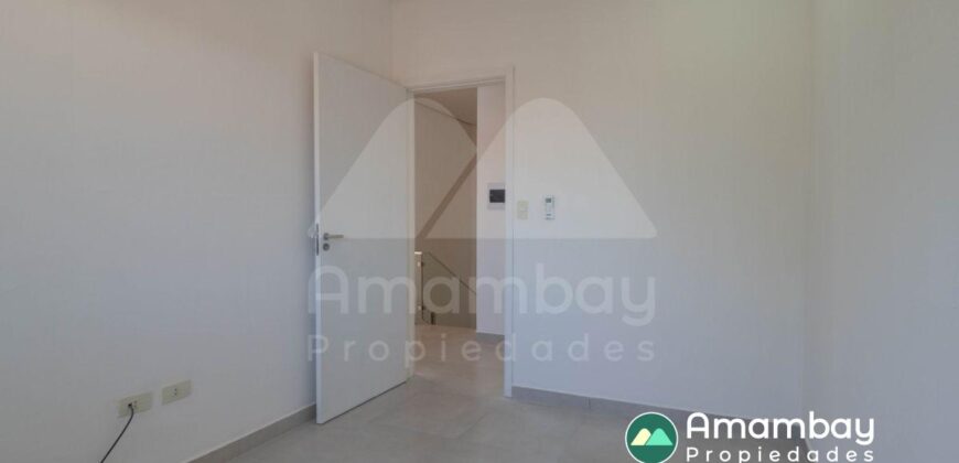A0285 ALQUILO DÚPLEX EN LAMBARÉ, ZONA YACHT Y GOLF CLUB