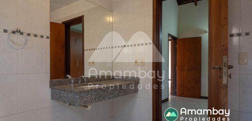 A0289 CASA EN BARRIO ITÁ ENRAMADA, ZONA AVDA. PERÓN