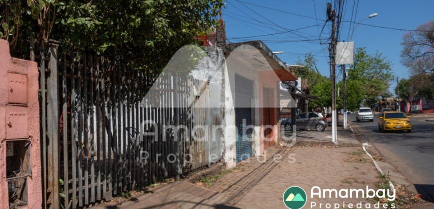 0393 SALONES Y CASA EN LAMBARÉ, BARRIO SANTA LUCIA