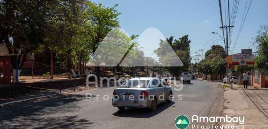 0393 SALONES Y CASA EN LAMBARÉ, BARRIO SANTA LUCIA