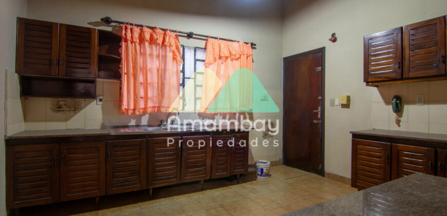 0143 CASA EN BARRIO SAJONIA, ZONA AVDA. CARLOS A. LÓPEZ