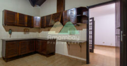0143 CASA EN BARRIO SAJONIA, ZONA AVDA. CARLOS A. LÓPEZ