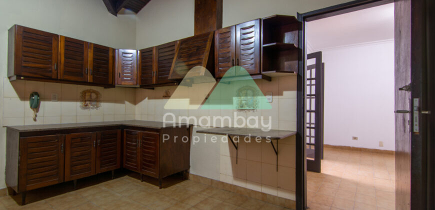 0143 CASA EN BARRIO SAJONIA, ZONA AVDA. CARLOS A. LÓPEZ
