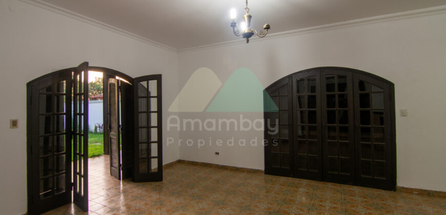 0143 CASA EN BARRIO SAJONIA, ZONA AVDA. CARLOS A. LÓPEZ
