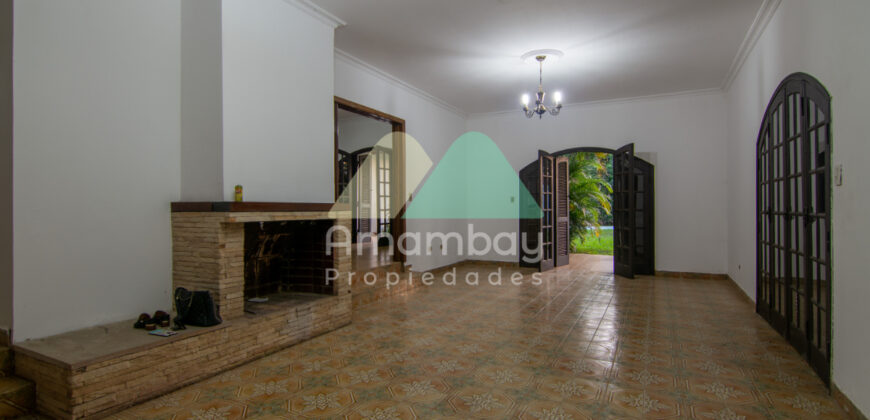 0143 CASA EN BARRIO SAJONIA, ZONA AVDA. CARLOS A. LÓPEZ