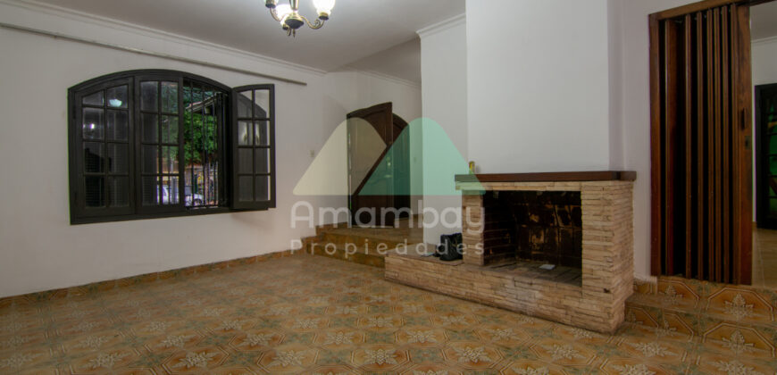 0143 CASA EN BARRIO SAJONIA, ZONA AVDA. CARLOS A. LÓPEZ