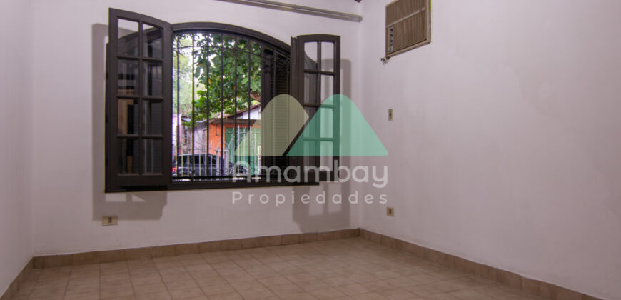 0143 CASA EN BARRIO SAJONIA, ZONA AVDA. CARLOS A. LÓPEZ
