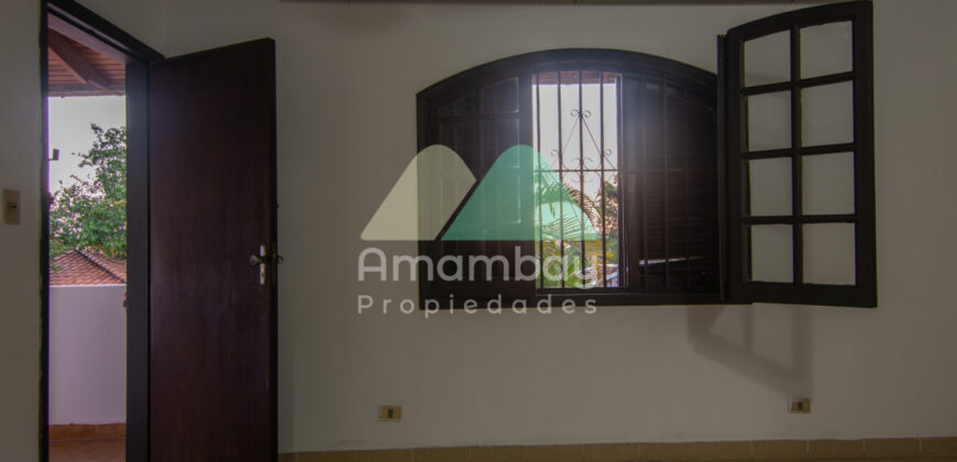 0143 CASA EN BARRIO SAJONIA, ZONA AVDA. CARLOS A. LÓPEZ