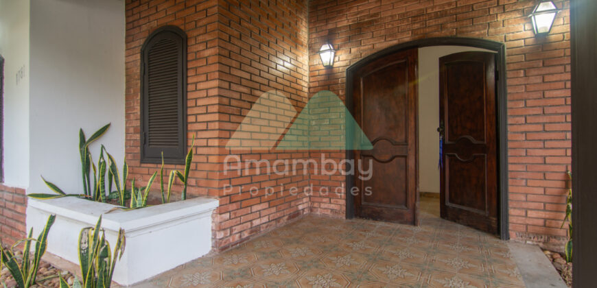 0143 CASA EN BARRIO SAJONIA, ZONA AVDA. CARLOS A. LÓPEZ