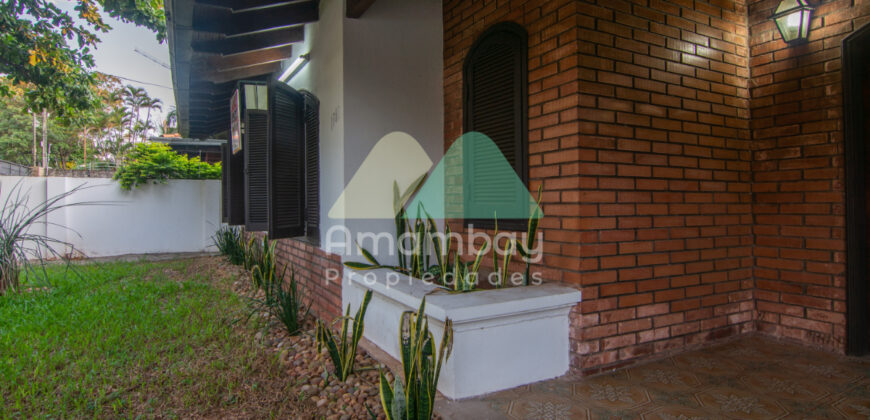 0143 CASA EN BARRIO SAJONIA, ZONA AVDA. CARLOS A. LÓPEZ