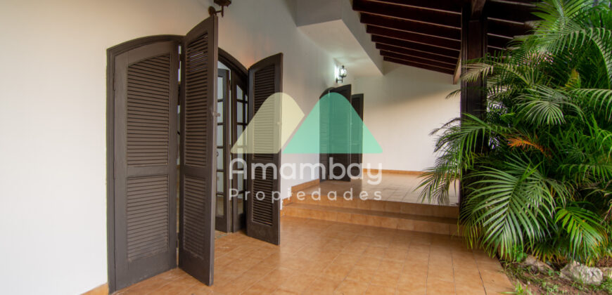 0143 CASA EN BARRIO SAJONIA, ZONA AVDA. CARLOS A. LÓPEZ
