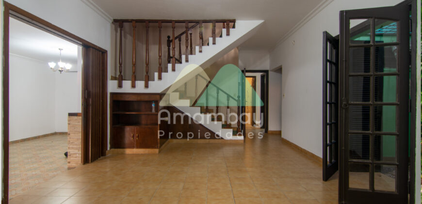 0143 CASA EN BARRIO SAJONIA, ZONA AVDA. CARLOS A. LÓPEZ