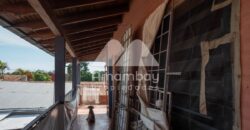 0475 CASA CON SALÓN COMERCIAL EN LAMBARÉ, BARRIO SANTA ROSA