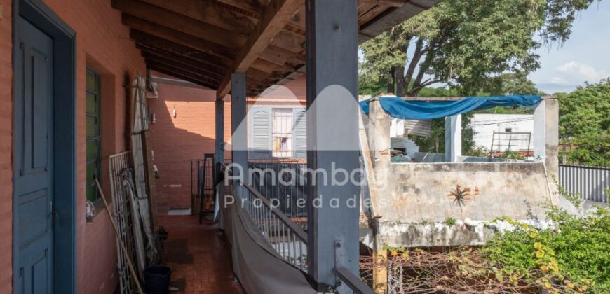 0475 CASA CON SALÓN COMERCIAL EN LAMBARÉ, BARRIO SANTA ROSA