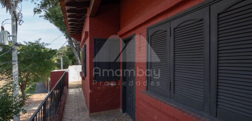 0475 CASA CON SALÓN COMERCIAL EN LAMBARÉ, BARRIO SANTA ROSA