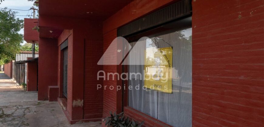 0475 CASA CON SALÓN COMERCIAL EN LAMBARÉ, BARRIO SANTA ROSA