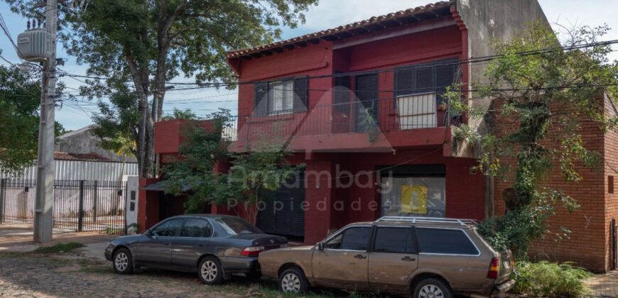 0475 CASA CON SALÓN COMERCIAL EN LAMBARÉ, BARRIO SANTA ROSA