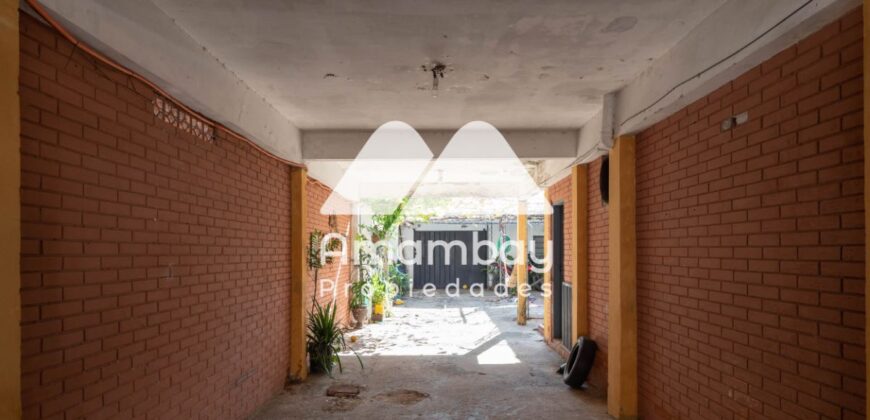 0475 CASA CON SALÓN COMERCIAL EN LAMBARÉ, BARRIO SANTA ROSA