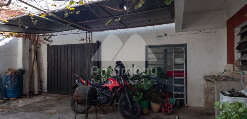 0475 CASA CON SALÓN COMERCIAL EN LAMBARÉ, BARRIO SANTA ROSA