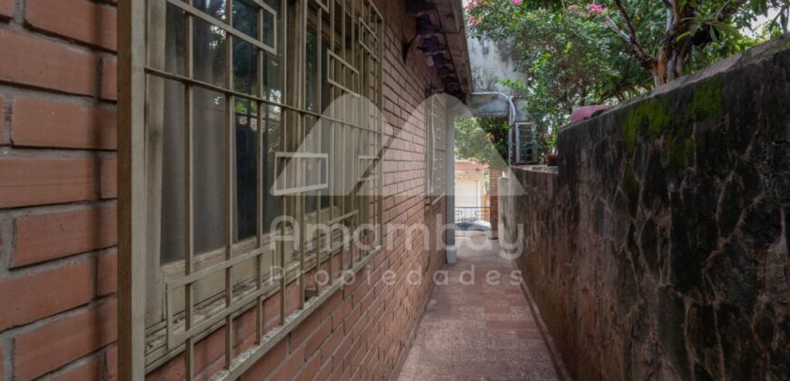 0484 CASA EN BARRIO SAJONIA, ZONA PALACIO DE JUSTICIA