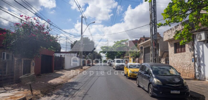 0484 CASA EN BARRIO SAJONIA, ZONA PALACIO DE JUSTICIA