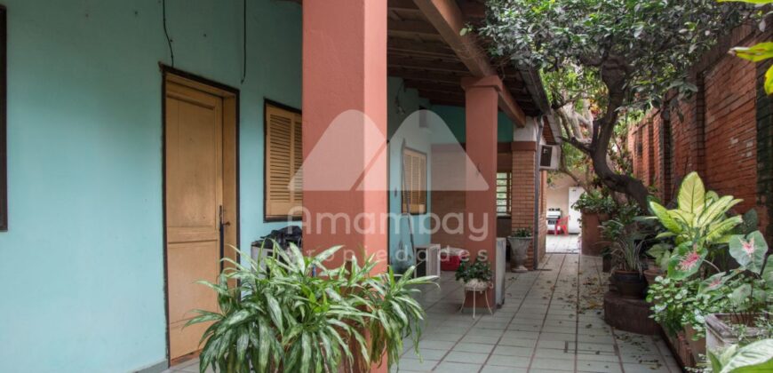 0048 CASA CON SALÓN COMERCIAL, BARRIO SAJONIA