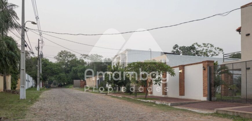 0497 DÚPLEX EN LAMBARÉ, ZONA COLEGIO SEK