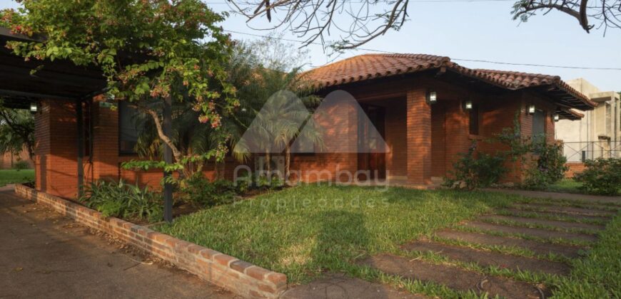 0503 RESIDENCIA EN LAMBARÉ, BARRIO PARQUES DEL YACHT