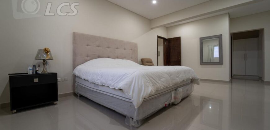 0166 DEPARTAMENTO EN BARRIO ITÁ ENRAMADA, ZONA YACHT Y GOLF CLUB