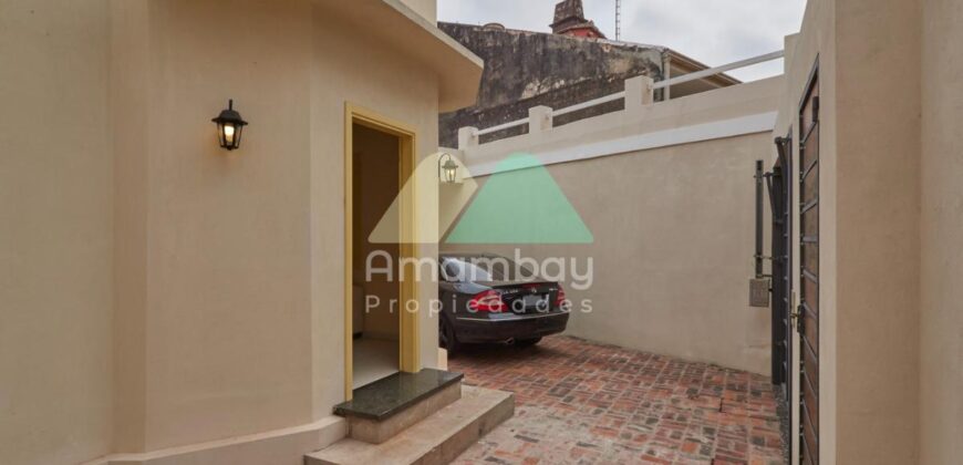 0536 CASA EN BARRIO LAS MERCEDES, ZONA COLEGIO INTERNACIONAL