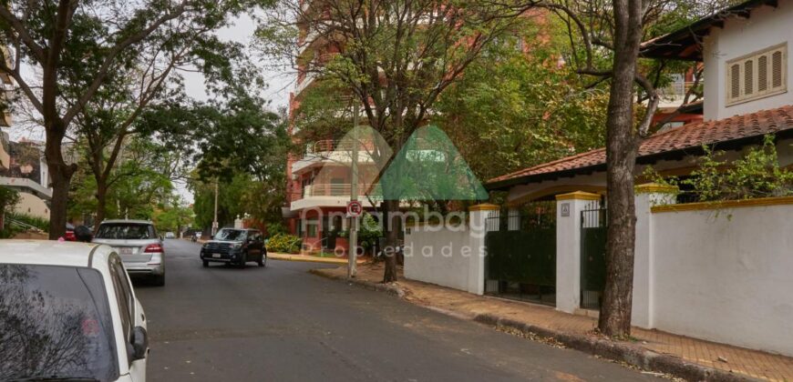 0536 CASA EN BARRIO LAS MERCEDES, ZONA COLEGIO INTERNACIONAL