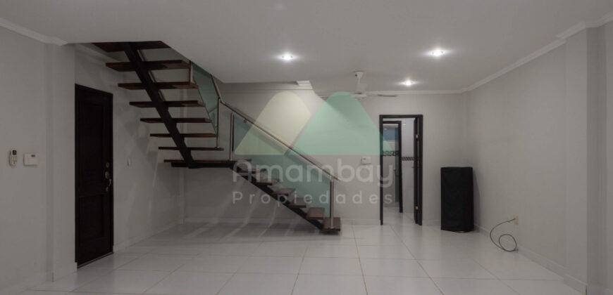 0568 RESIDENCIA EN BARRIO SAN CRISTÓBAL, ZONA DENIS ROA