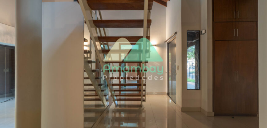 0596 CASA EN BARRIO MARISCAL ESTIGARRIBIA, ZONA CASA RICA