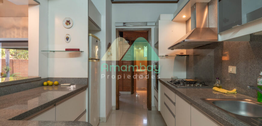 0596 CASA EN BARRIO MARISCAL ESTIGARRIBIA, ZONA CASA RICA