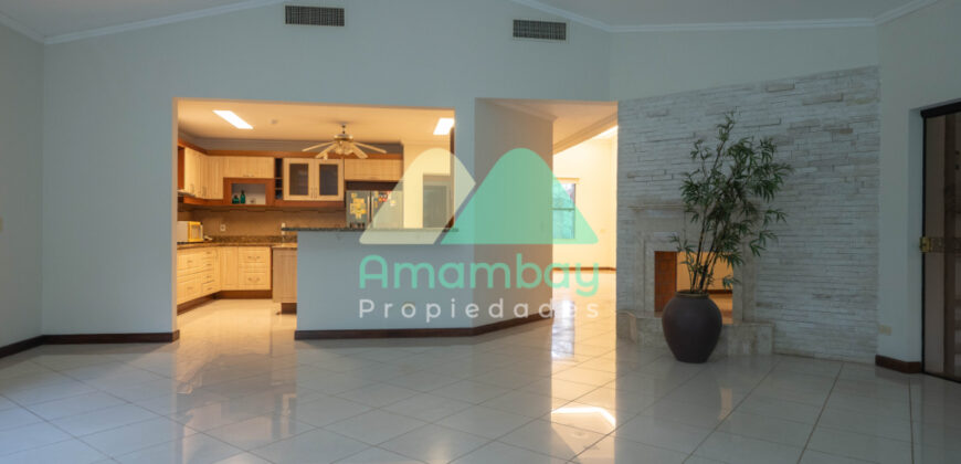 0601 RESIDENCIA EN LAMBARÉ, BARRIO PARQUES DEL YACHT